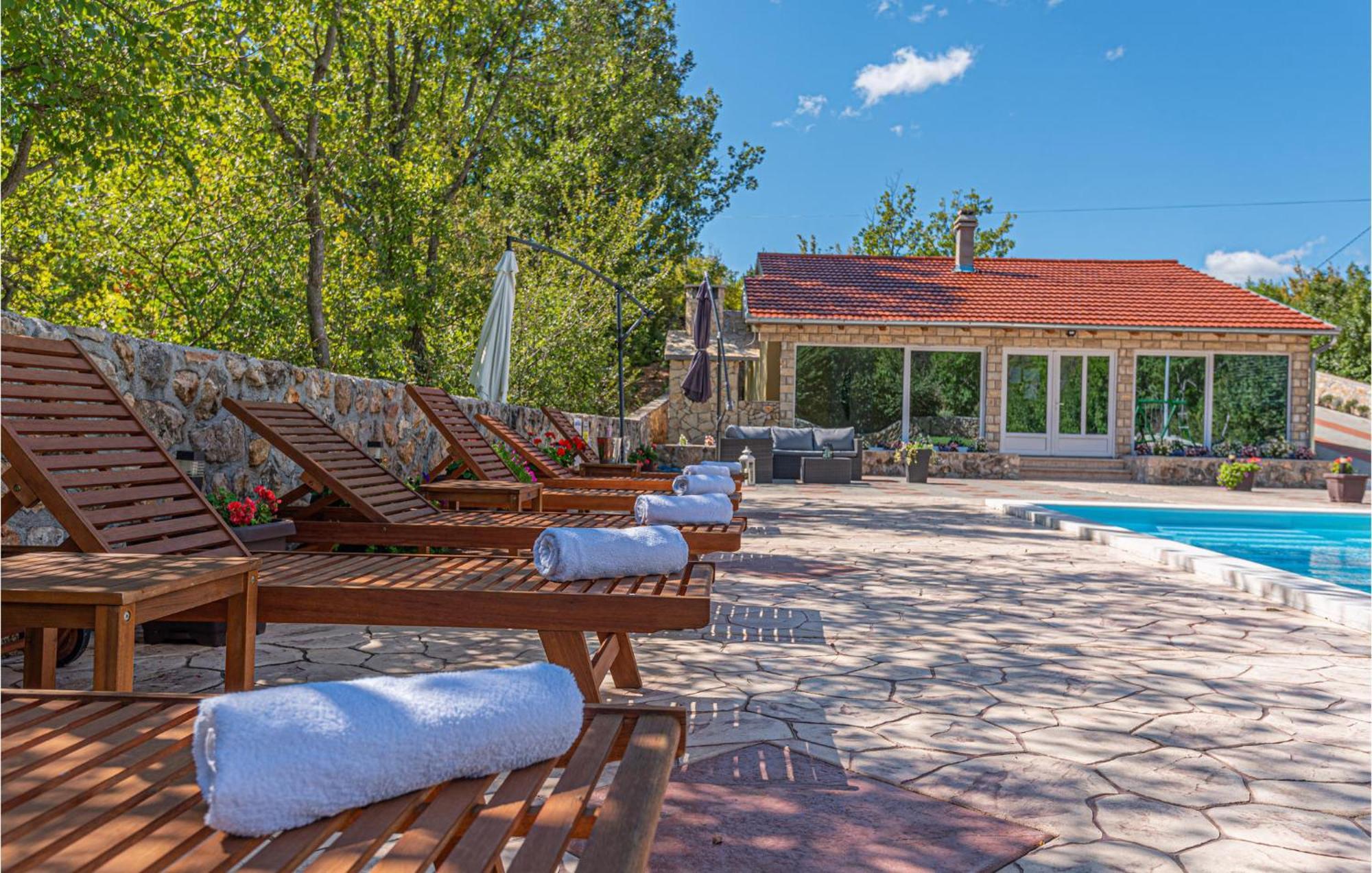 Gorgeous Home In Knin With Kitchen Kovacic Экстерьер фото